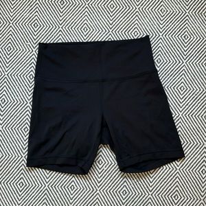 Lululemon Wunder Train High-Rise Short 6”- Black- size 10